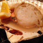 「焼き貝３種盛り」よりホタテ焼き