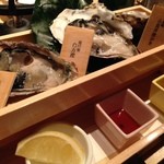 どんつき左 - 生牡蠣３種盛り