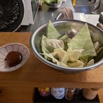 串屋横丁 - お通し350円は赤ダレ付き