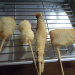 秀勝 - 20150124　右から、串カツ100円、子持ちシシャモ150円、白玉（うずら）100円、牡蠣150円、いずれも税抜き