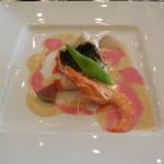 白身魚と天使海老を彩る紅白ソース