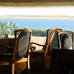 ル・トリアノン - 陽射し差し込む向こうは相模湾