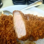 とんかつ檍のカレー屋 いっぺこっぺ - ジューシーな断面！