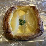パン工場 - 料理写真:白桃デニッシュ２７０円。  カスタードクリームに白桃を乗せて焼き上げたデニッシュです。