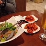 dammi - 生ハムのチョレギサラダ（780円）、白菜キムチ、レンコンキムチに飲み放題の「麦とホップ」。