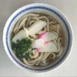 天野製麺所 - 今日は、お使いの近所で。ずいぶん来てませんでした。お年寄りの夫婦でやってます。太めの丸麺で若干のコシが有り粘りません。
かけ小 ¥180
なによりも、昆布醤油風味の濃い出汁が特徴です。