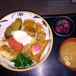 居酒屋 酒亭じゅらく - 上野名物 西郷丼（1260円）味噌汁／シバ漬け