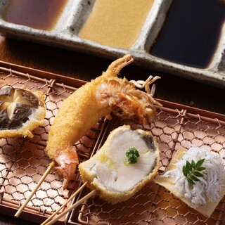 工夫を凝らした串かつは、追加に備えて30種以上がスタンバイ