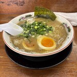 しぇからしか - 料理写真:ラーメン＋煮玉子(800円＋100円、斜め上から)
