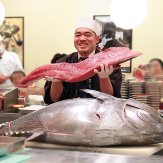月に一度まぐろの解体ショーを開催。捌きたてのマグロをご提供