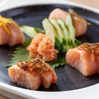 養殖サーモンや自家製明太子など、地域食材を活かした新魚を堪能