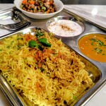 バンゲラズ スパイス ビストロ&カフェ - チキンビリヤニプレート、ひよこ豆のサラダ