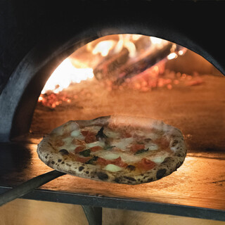 イタリア直送の薪窯で焼き上げる本格ナポリピッツァ