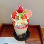 カフェ クヌルプ - いちごパフェ