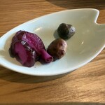 自然薯食処 と川 - 漬物皿のむかご