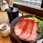 大衆すき焼き北斗 - 鉄板 牛タン 特製タレ焼き（玉ねぎテンコ盛り付き）