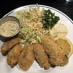 マーシュ亭 - 会社帰りに。カウンター席が全て空いていたので初訪問。カキフライ1400円に、セット300円で付けた豚汁が思いがけず美味しかった。