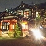 奈良ホテル - 本館正面　夜の外観