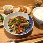 きまんまテーブル - チンジャオロースー定食。小鉢がたくさんついてきます。