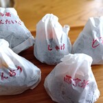 浅草おにぎり はるちゃん - こんな感じで包まれています