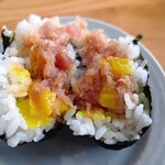 浅草おにぎり はるちゃん - まずは割ってみた