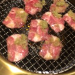 和牛 まつした - ネギ塩タンカルビ(調理中)