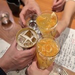 魚金 - 男性陣は、ハイボール、日本酒…
女性陣は、季節限定メニューの
果汁たっぷりみかんサワーで乾杯♪(*^^)o∀*∀o(^^*)♪