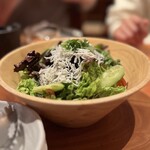 魚金 - …木製のボウルサイズでやってきました♡(*ﾟ∀ﾟ*)
このボリュームは嬉しい♪
お野菜は新鮮で、しらすはふわふわ♪
美味しいサラダです♪( ´▽｀)