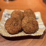 魚金 - ◯お通し¥500×4
…揚げたてのメンチカツが出てきました。