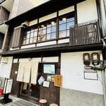 344794688 - 外に4人ほど座れる椅子あり　名前を書いて近くで待つ