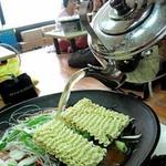 高岩食堂 - そこへヤカンに入った出汁投入。何の出汁？と聞いたが、企業秘密だと教えてもらえずヽ(´･ ω ･｀)ﾉ