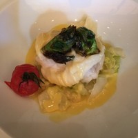 ブラッスリー ポール・ボキューズ 銀座 - アイヨリとジャガイモのピュレをのせた真鱈のポアレ サフラン香るクリームソース