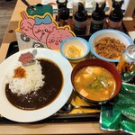 松屋 - 料理写真:松屋 ちいかわの鬼辛カレー(オリジナルフィギュア付き)と炙りチーズポテト、牛皿、豚汁、生ジョッキ缶
