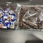 チロルチョコ アウトレットショップ - 個包装のホワイト＆クッキー、まとめ入りのショコラタルト味、どちらも1袋500円