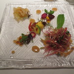 カントニーズ 燕 - 前菜は左奥がクラゲ、右手前は鯛の入った野菜のバンバンジー。彩りなかなかです。
