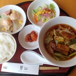 景山 - ハーフ＆ハーフランチ・回鍋肉湯麵＆海老団子とアスパラのクリーム煮込990