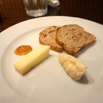 La Tortuga - チーズ　左は、スペインのハード系。うまっ！　右は、カマンベール