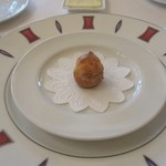 ル・ブルギニオン - アミューズ♪グージェール。（シュー）中には豚のリエット。