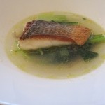 ル・ブルギニオン - 魚：スズキのポアレ　小松菜といっしょに。スープもおいしい。