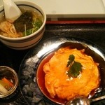 黒田萬元堂 - 天津飯とミニラーメンのセット。付け合わせの手作りピクルスも美味しいです。