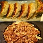 黒田萬元堂 - ニンニクたっぷり黒チャーハン。モチモチ皮の焼き餃子。