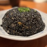 魚金 - ◯イカ墨チャーハン¥1,342
…卵の黄色もわからなくなるほどの(笑)
真っ黒なイカ墨チャーハンが、こんもりと盛り付けられて登場♪(๑˃̵ᴗ˂̵)