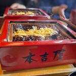 本吉屋 沖端支店 - 熱々の「せいろ蒸し」は甘めのタレでお味付けしたご飯の上に、鰻の切り身が4切