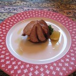 Osuteriaporutarossa - カナダ産オオムギ豚フィレ肉のグリル。肉の下には野菜のポワレ。
