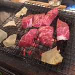 Shichirin Izakaya Isode Chikin - 切り落としカルビは400円(^^)
                        周りはエイヒレです♪