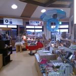 サンドパルとっとり 売店 - 店内の様子。奥にロシア雑貨コーナーあり