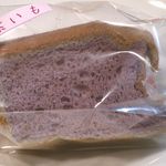 サンドパルとっとり 売店 - 紫いもシフォンケーキ　袋に入った状態