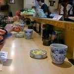 丸一 - 活気ある店内