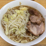 ラーメン二郎 - ラーメン 700円　麺半分・ヤサイ少なめ・ニンニク