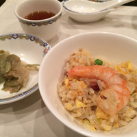 ホテルオークラ 中国料理「桃花林」 日本橋室町賓館 - 炒飯と塩分抑えめのザーサイ、旨し。紹興酒とも合う。